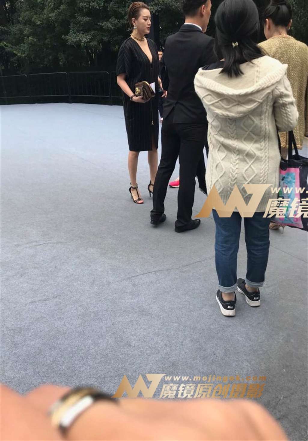 图片[3]-气场十足的大耳环美胸漂亮女士-街拍流行馆