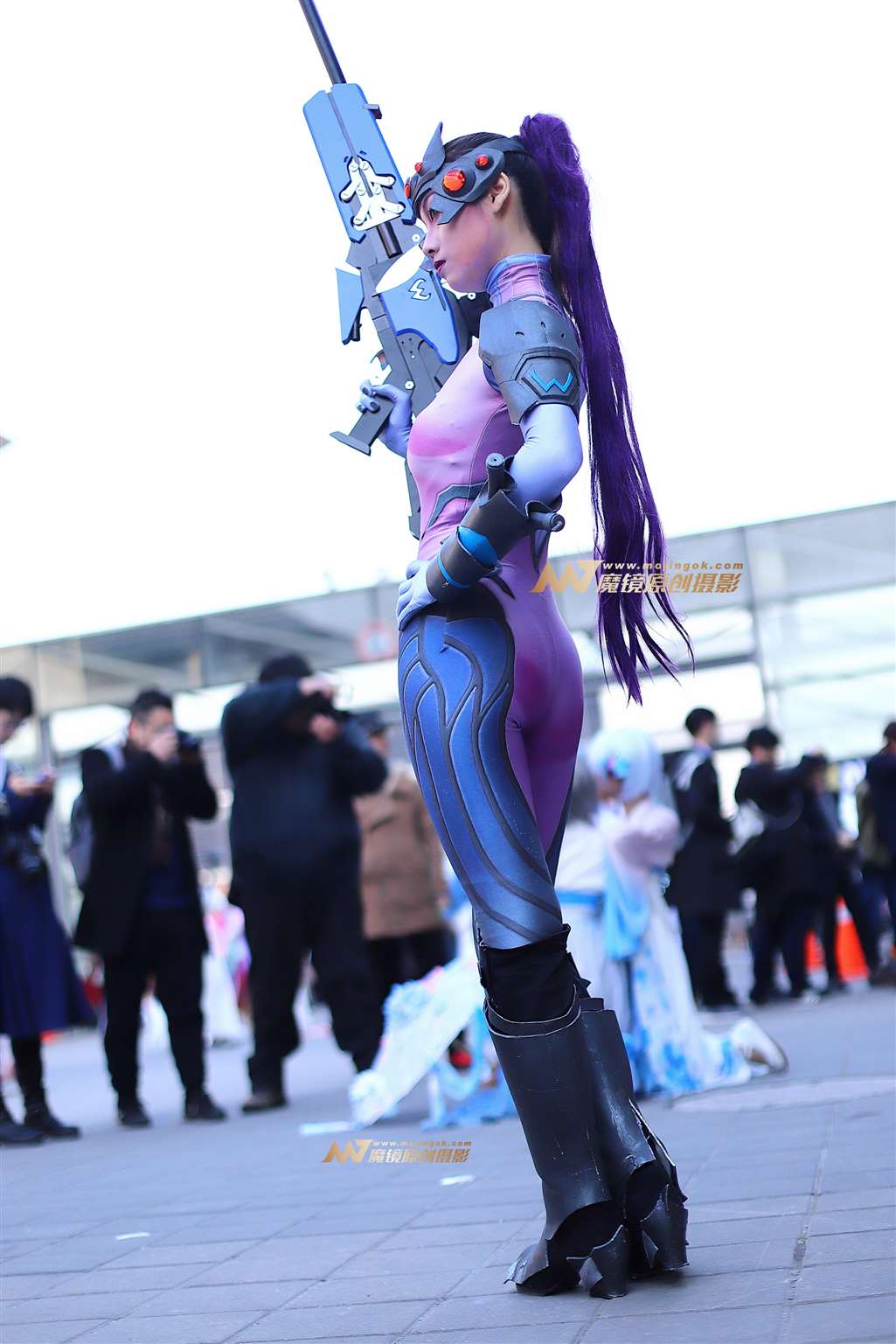 图片[4]-紫色紧身服持枪coser-街拍流行馆