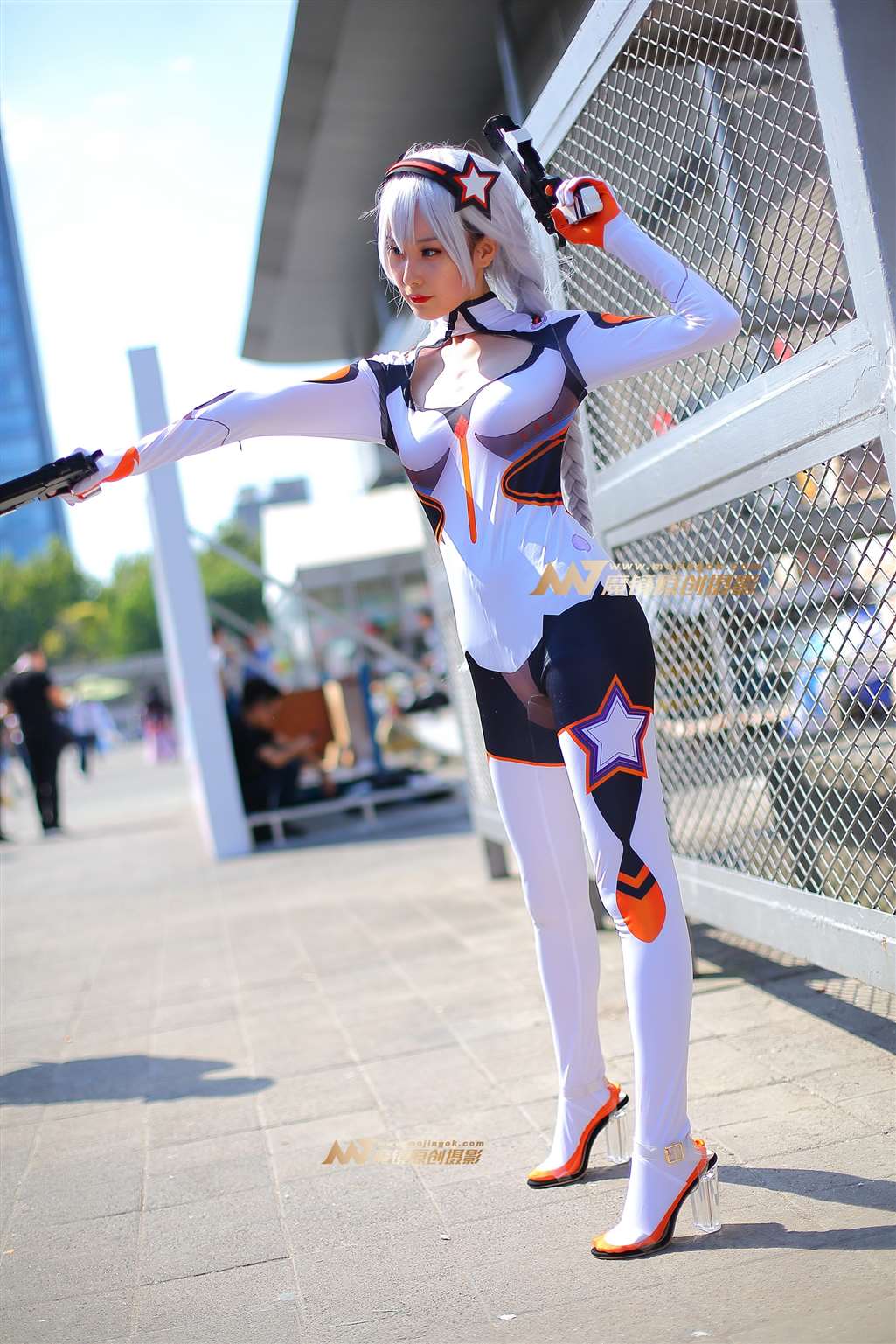 图片[3]-持枪紧身装coser-街拍流行馆