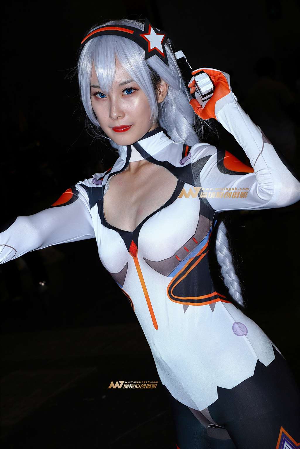 图片[5]-持枪紧身装coser-街拍流行馆