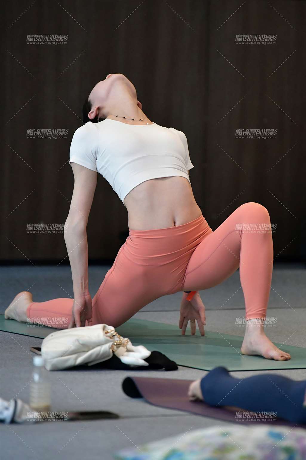 图片[3]-苗条瑜伽紧身裤美女-街拍流行馆